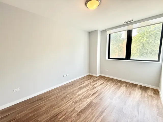 $3,250 | 1900 West Lawrence Avenue, Unit 212, Chicago, IL 60640