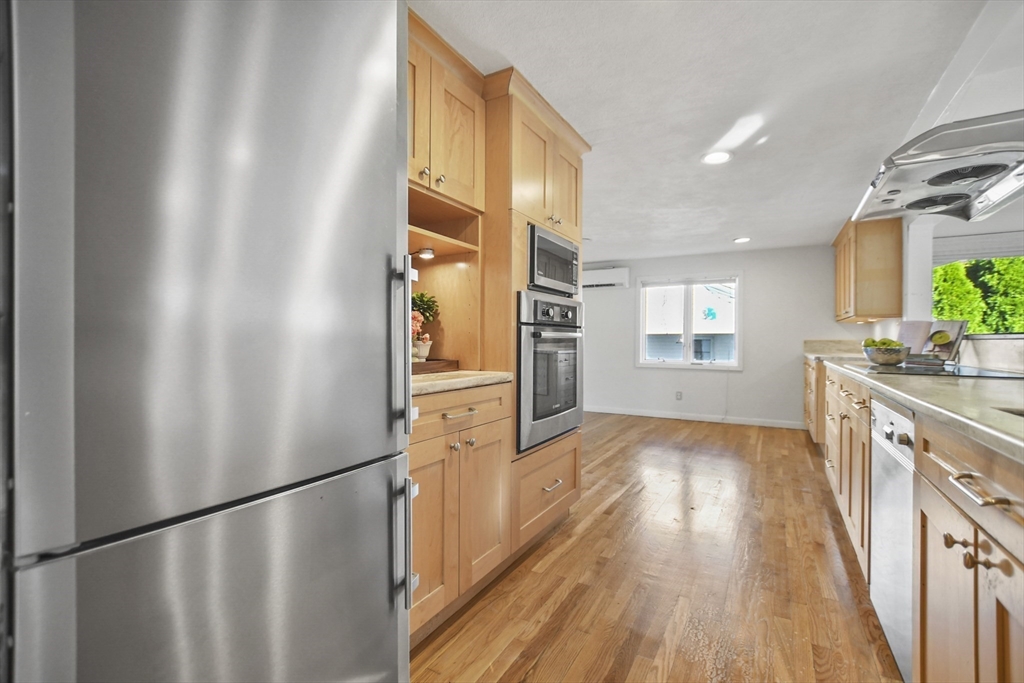 71 Ravenswood Road Waltham, MA 02453 - Photo 3 of 42 Gallery Image 3