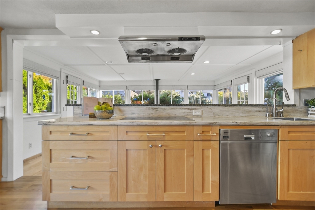 71 Ravenswood Road Waltham, MA 02453 - Photo 5 of 42 Gallery Image 5