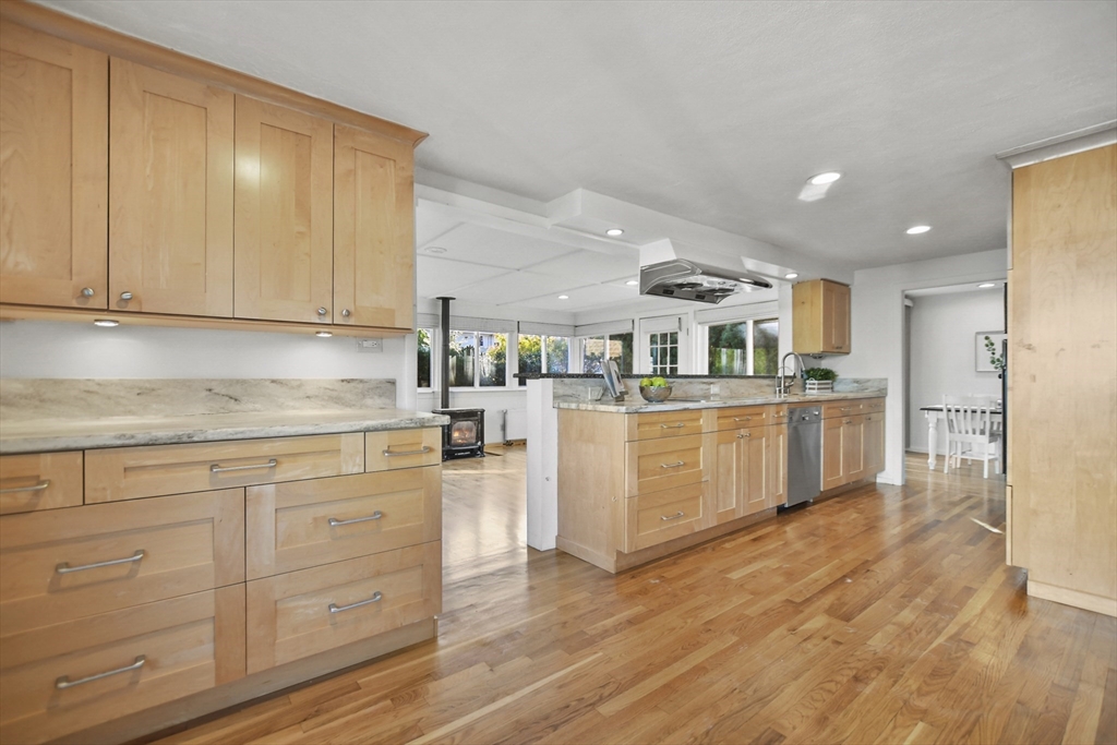 71 Ravenswood Road Waltham, MA 02453 - Photo 8 of 42 Gallery Image 8
