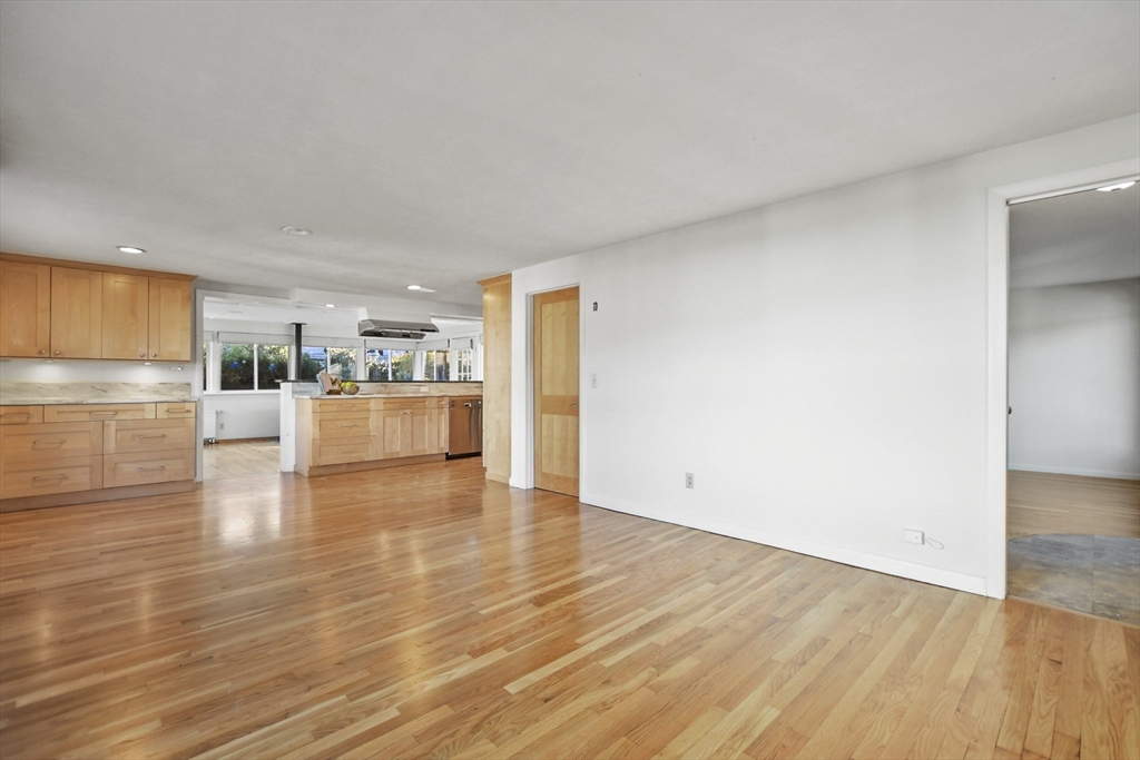 71 Ravenswood Road Waltham, MA 02453 - Photo 9 of 42 Gallery Image 9