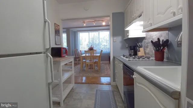 $2,100 | 10401 Grosvenor Place, Unit 120, Rockville, MD 20852