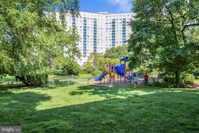 $2,100 | 10401 Grosvenor Place, Unit 120, Rockville, MD 20852