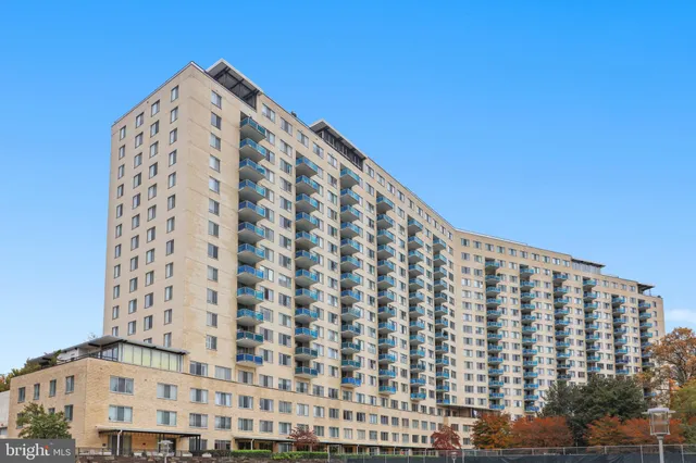 $2,100 | 10401 Grosvenor Place, Unit 120, Rockville, MD 20852