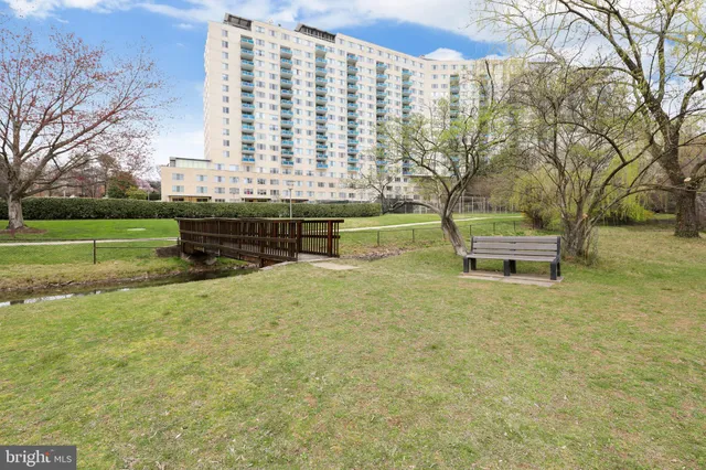 $2,100 | 10401 Grosvenor Place, Unit 120, Rockville, MD 20852