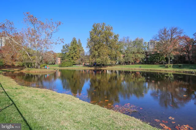 $2,100 | 10401 Grosvenor Place, Unit 120, Rockville, MD 20852