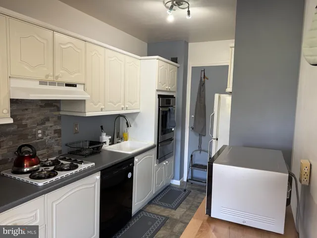 $2,100 | 10401 Grosvenor Place, Unit 120, Rockville, MD 20852