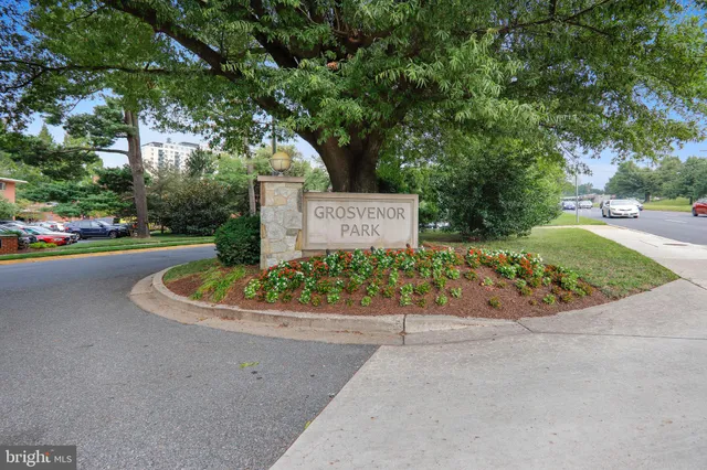 $2,100 | 10401 Grosvenor Place, Unit 120, Rockville, MD 20852