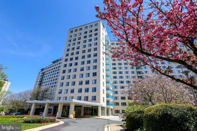 $2,100 | 10401 Grosvenor Place, Unit 120, Rockville, MD 20852