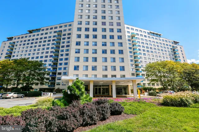 $2,100 | 10401 Grosvenor Place, Unit 120, Rockville, MD 20852