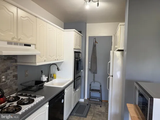 $2,100 | 10401 Grosvenor Place, Unit 120, Rockville, MD 20852