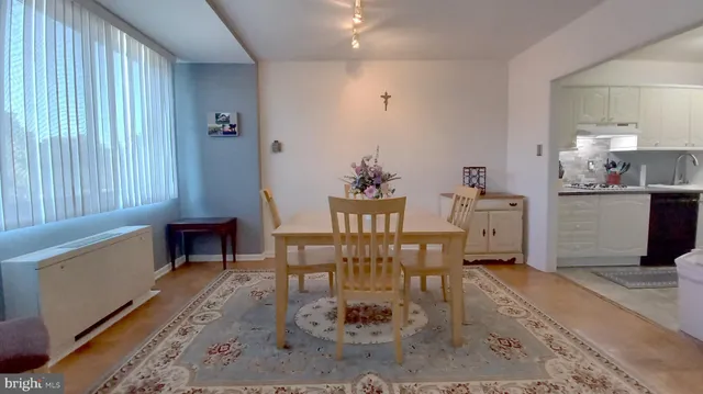 $2,100 | 10401 Grosvenor Place, Unit 120, Rockville, MD 20852