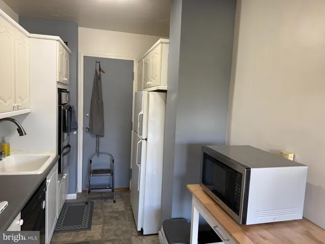$2,100 | 10401 Grosvenor Place, Unit 120, Rockville, MD 20852