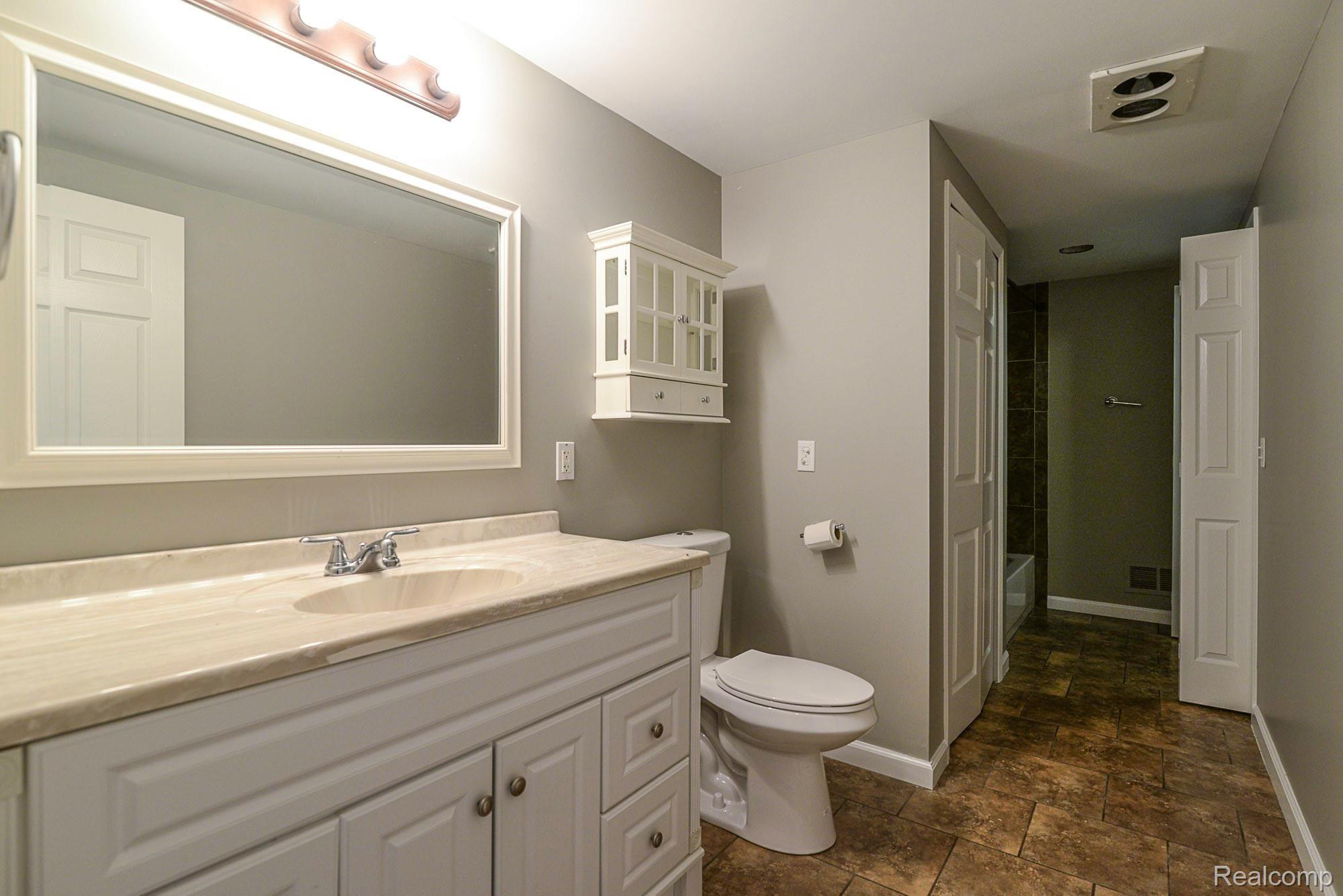 3113 Emmons Avenue Rochester, MI 48307 - Photo 23 of 39 Main bath