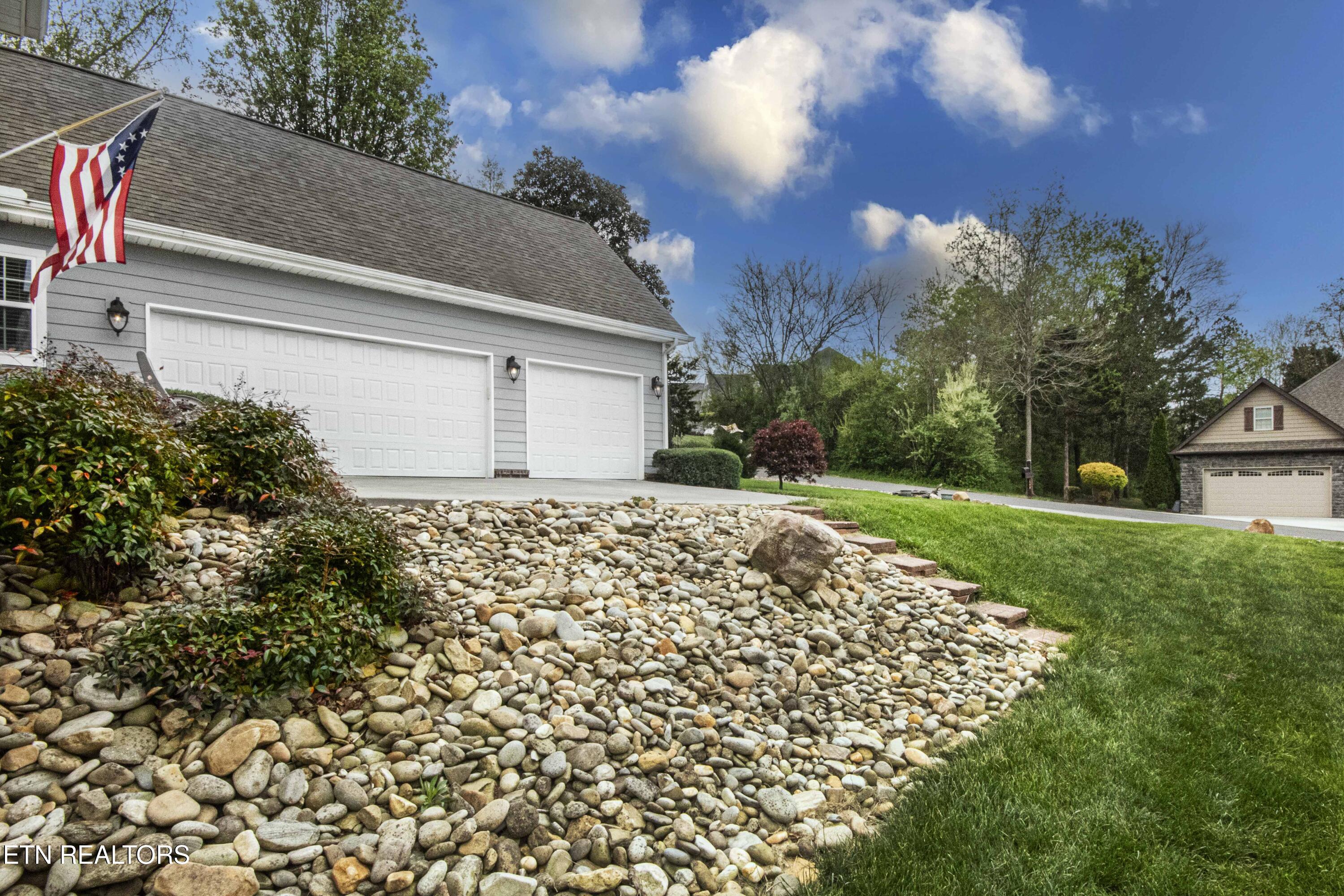 113 Inola Place Loudon, TN 37774 - Photo 3 of 42 3 Car Garage