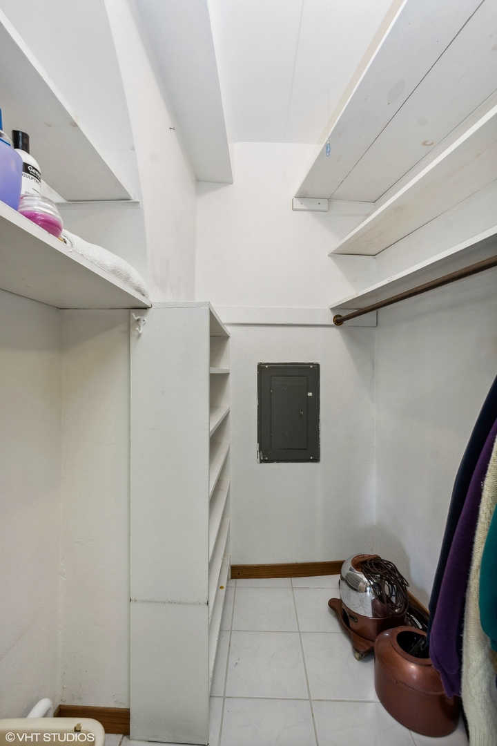 300 North State Street, Unit 44324433 Chicago, IL 60654 - Photo 13 of 32