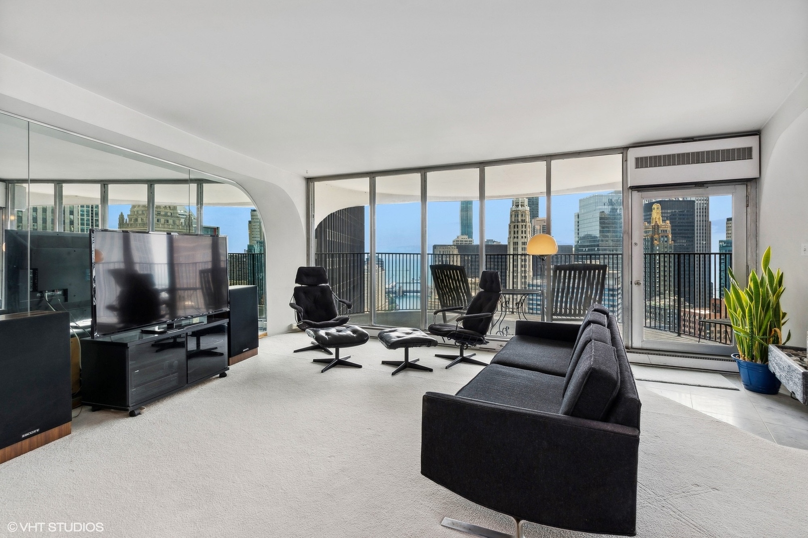 300 North State Street, Unit 44324433 Chicago, IL 60654 - Photo 3 of 32