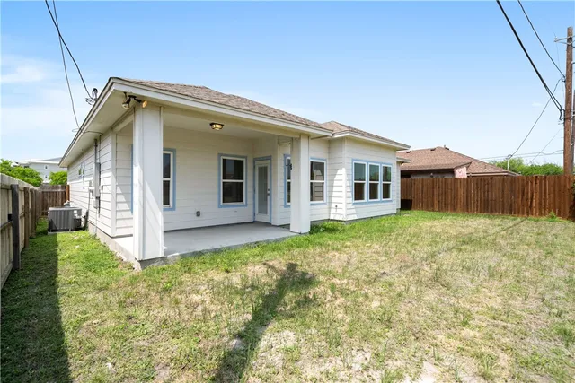 a view of a house with backyard and garden