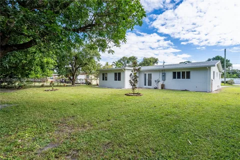 a view of a house with a backyard