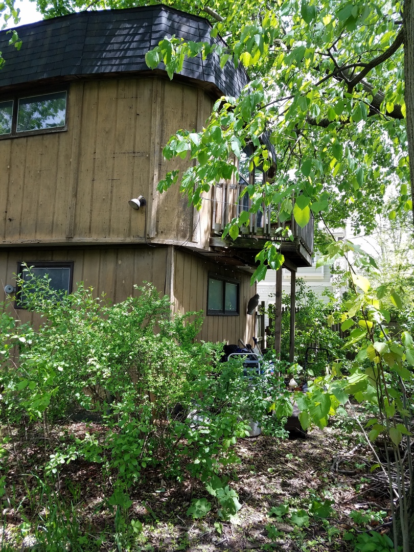 528 Turf Lane Wheaton, IL 60187 - Photo 3 of 4 a backyard of a house with lots of green space