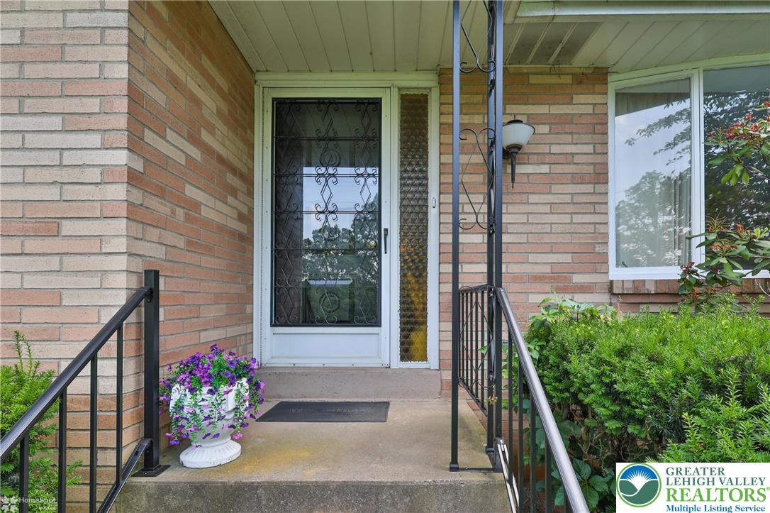 1658 Lindberg Road Bethlehem, PA 18020 - Photo 3 of 46 Gallery Image 3