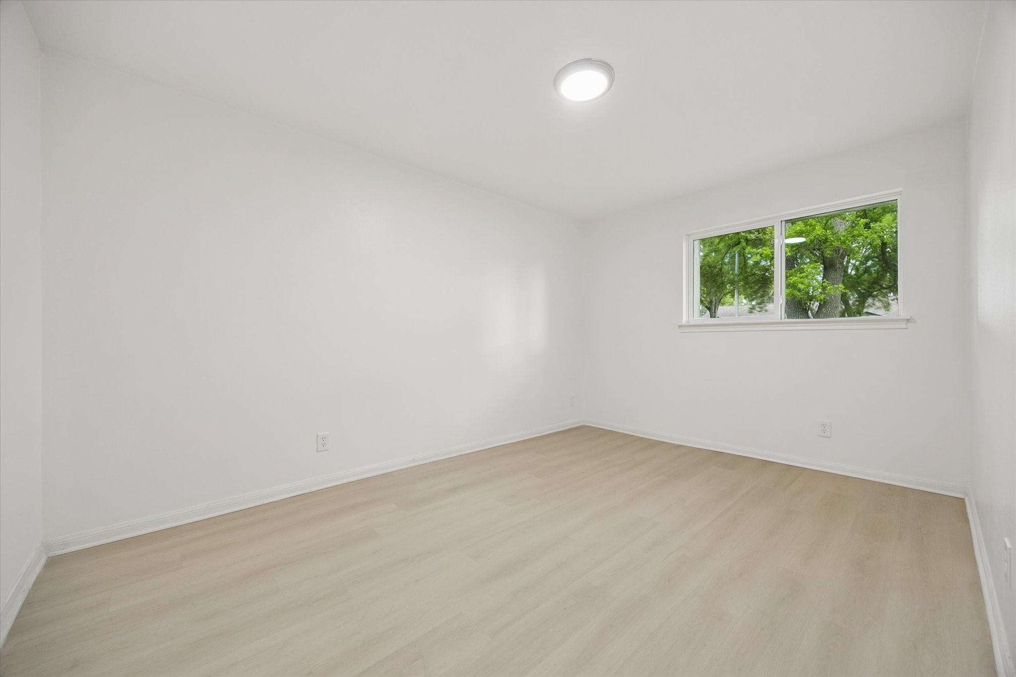 7802 Gulfton Street Houston, TX 77036 - Photo 16 of 20 an empty room with windows