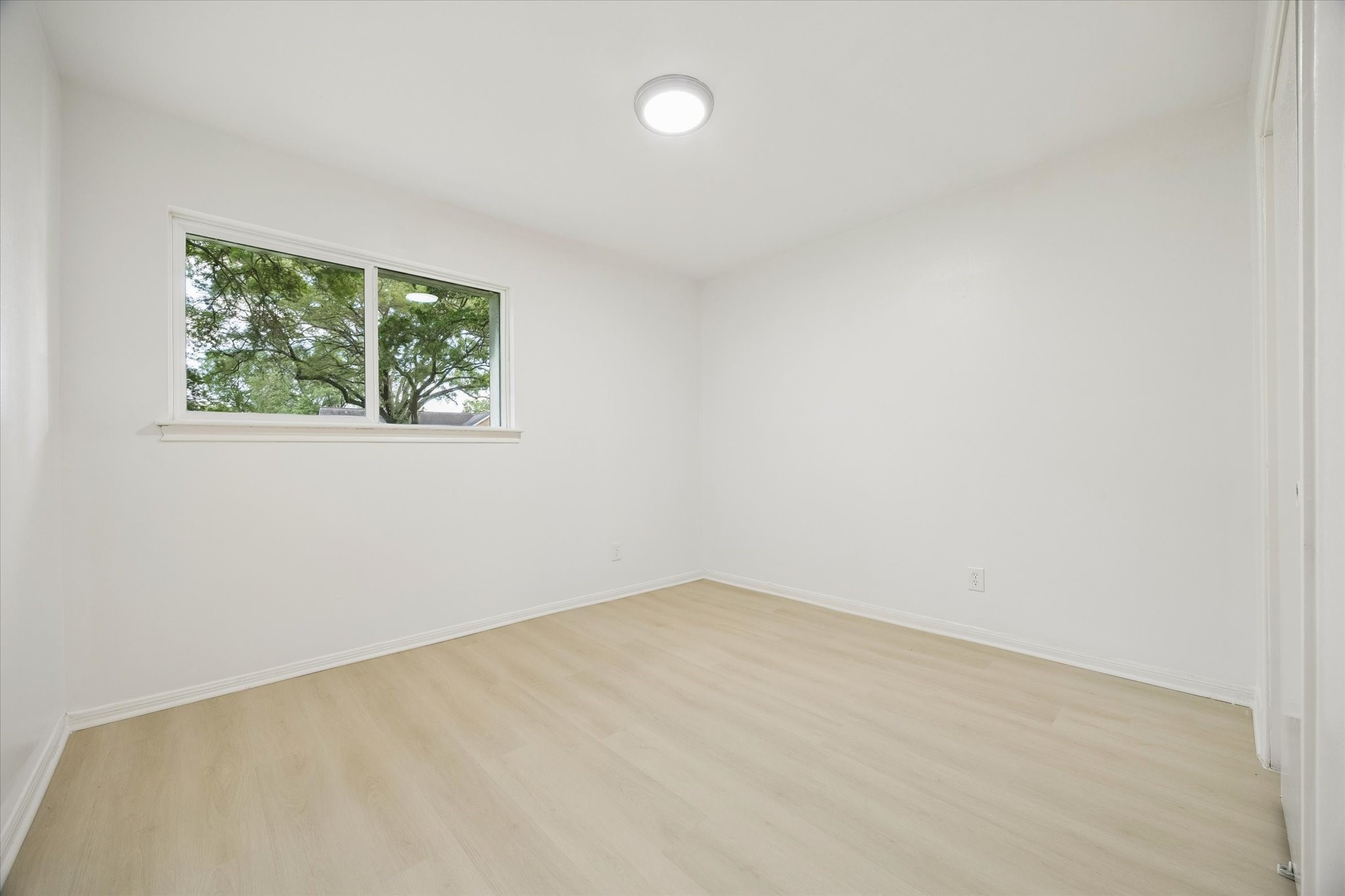 7802 Gulfton Street Houston, TX 77036 - Photo 18 of 20 an empty room with a window