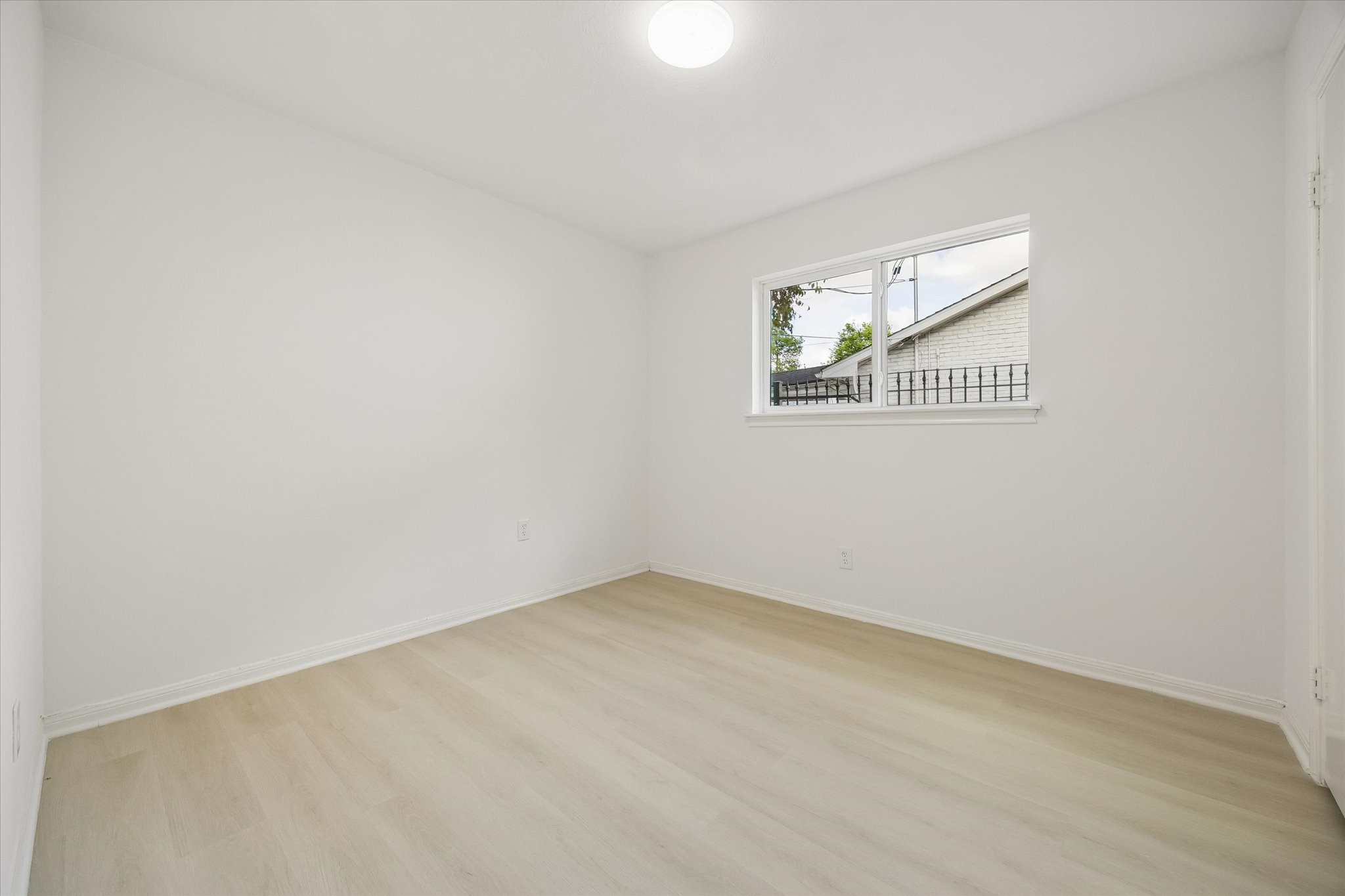 7802 Gulfton Street Houston, TX 77036 - Photo 19 of 20 an empty room with a bench