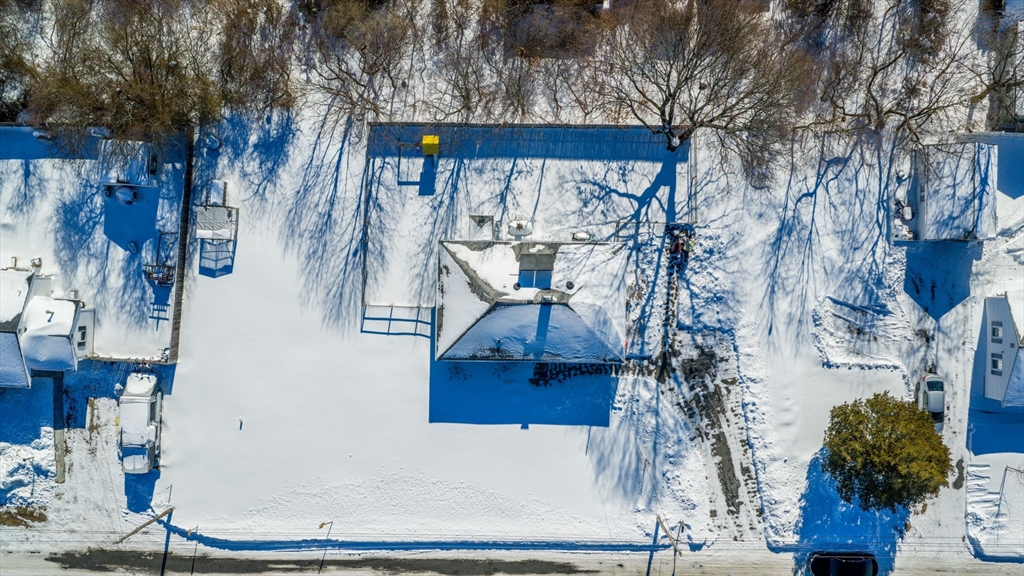 112 Lawson Avenue Acushnet, MA 02743 - Photo 27 of 28 a vase of flowers sitting on a table