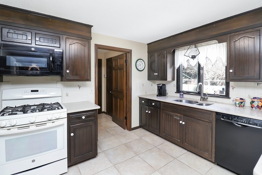 4 Mark Road Wilbraham, MA 01095 - Photo 12 of 33 Gallery Image 12