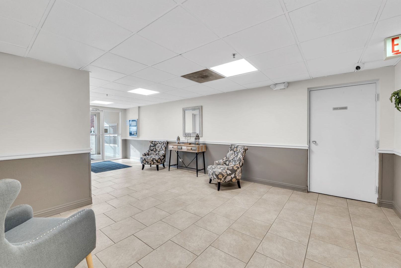 1330 Perry Street, Unit 504 Des Plaines, IL 60016 - Photo 24 of 32 a living room with furniture and white walls