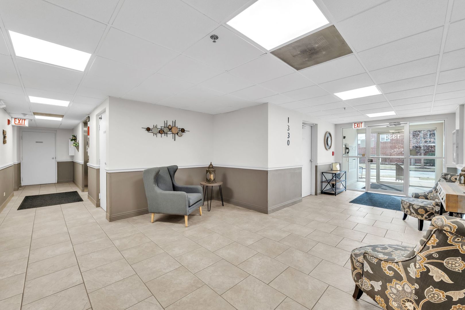 1330 Perry Street, Unit 504 Des Plaines, IL 60016 - Photo 25 of 32 a living room with furniture and a large window