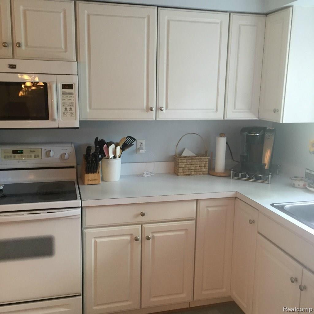 15134 Merriman Road Livonia, MI 48154 - Photo 8 of 34 KITCHEN WITH ALL APPLIANCES