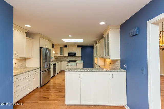 $715,000 | 121 Lakeview Point, West End, NC 27376