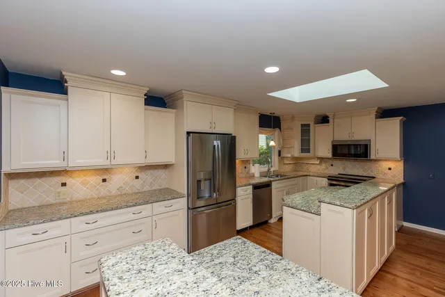 $715,000 | 121 Lakeview Point, West End, NC 27376