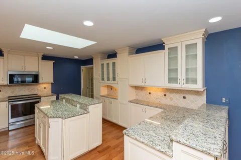 $715,000 | 121 Lakeview Point, West End, NC 27376