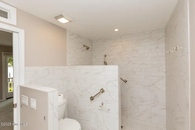 $715,000 | 121 Lakeview Point, West End, NC 27376