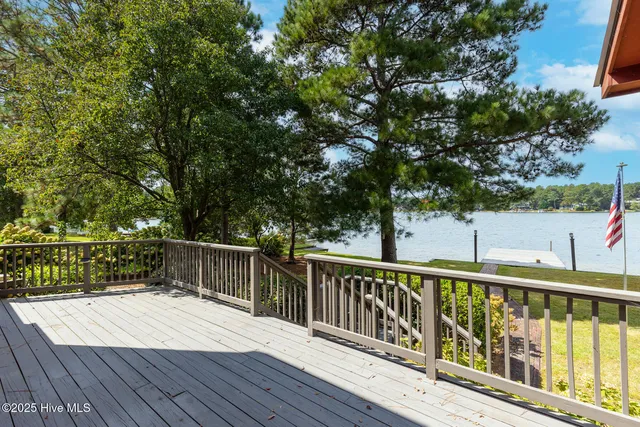 $715,000 | 121 Lakeview Point, West End, NC 27376