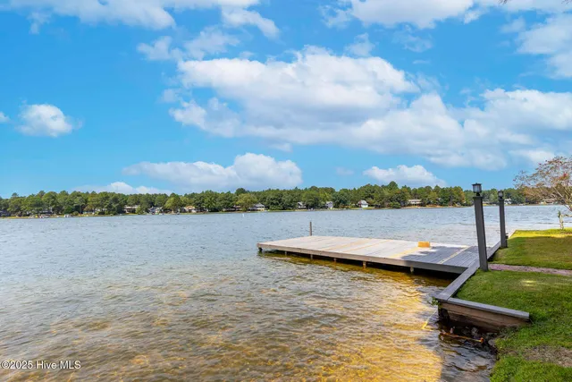 $715,000 | 121 Lakeview Point, West End, NC 27376