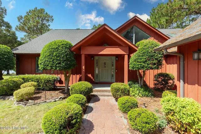 $715,000 | 121 Lakeview Point, West End, NC 27376