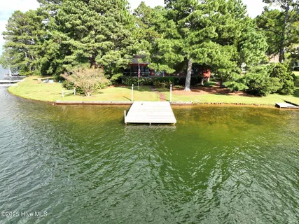 $715,000 | 121 Lakeview Point, West End, NC 27376