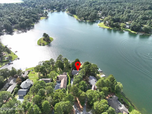 $715,000 | 121 Lakeview Point, West End, NC 27376