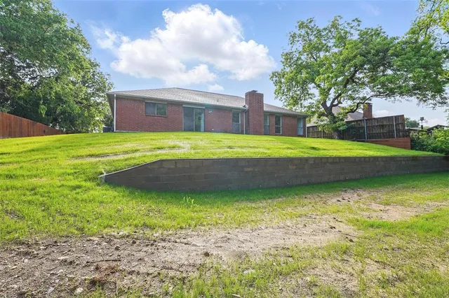 $335,000 | 829 Hunters Creek Drive, DeSoto, TX 75115