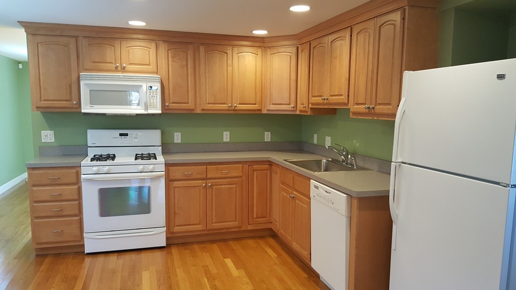 47 Hoover Road Walpole, MA 02081 - Photo 4 of 18 Gallery Image 4