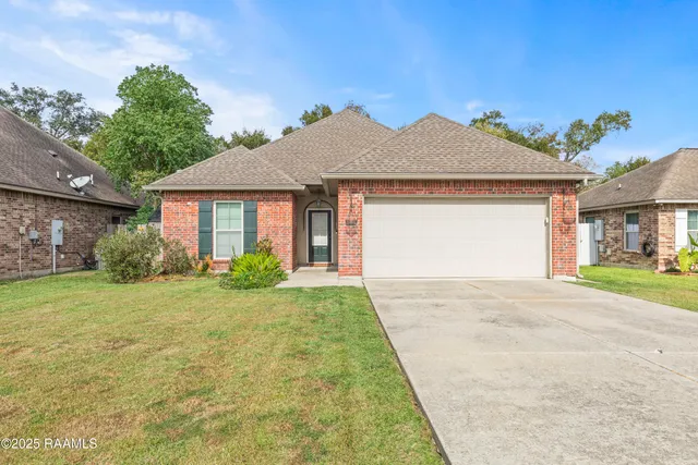 $1,725 | 307 Flanders Ridge Drive, Youngsville, LA 70592