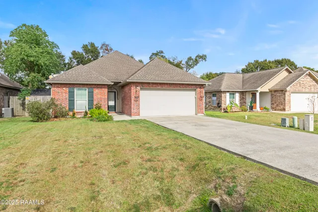 $1,725 | 307 Flanders Ridge Drive, Youngsville, LA 70592
