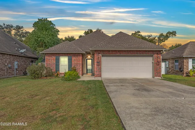 $1,725 | 307 Flanders Ridge Drive, Youngsville, LA 70592
