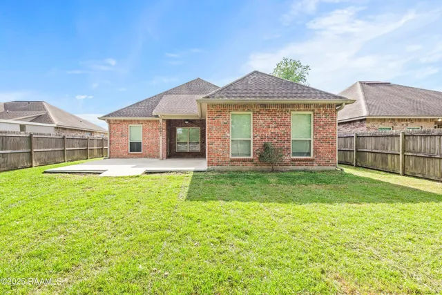 $1,725 | 307 Flanders Ridge Drive, Youngsville, LA 70592