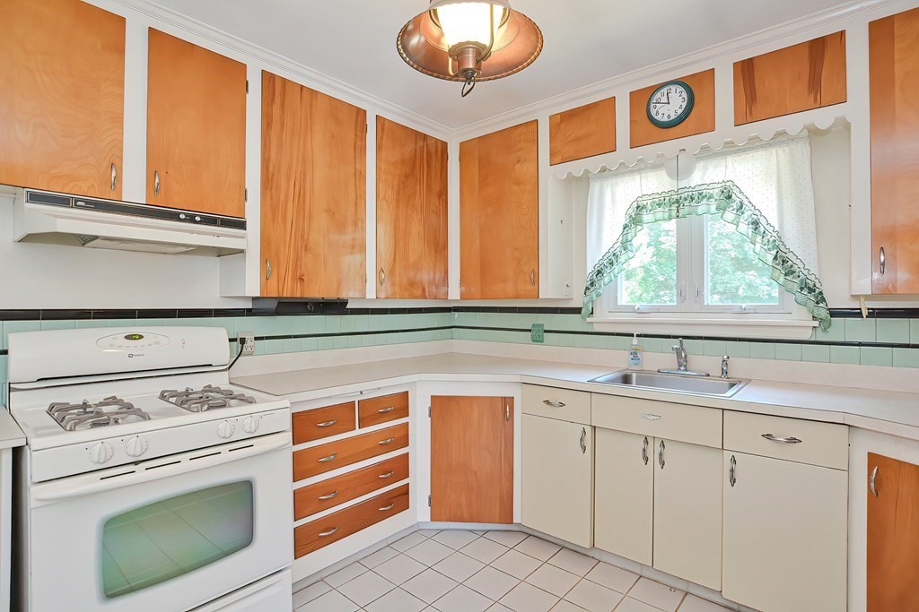 84 Winthrop Street Fall River, MA 02721 - Photo 8 of 35 Gallery Image 8