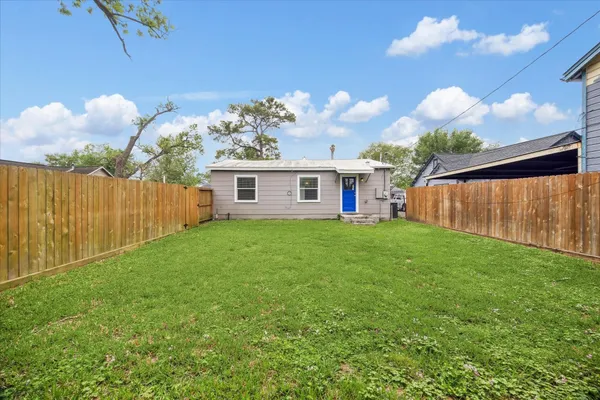 a view of a house with backyard